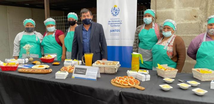Coord. Gral. del Juntos Rody Macías y participantes en el horno comunitario del barrio Andresito
