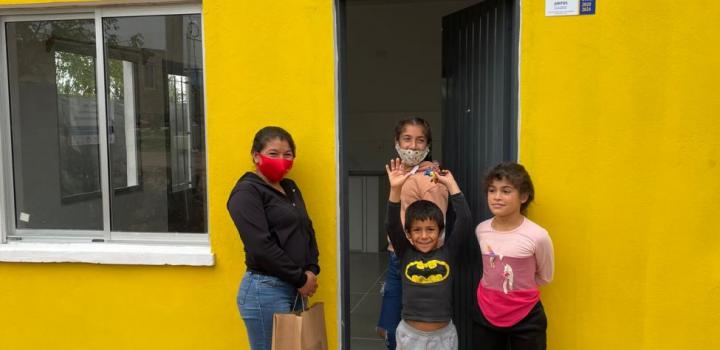 Familia participante de Salto en su nuevo hogar