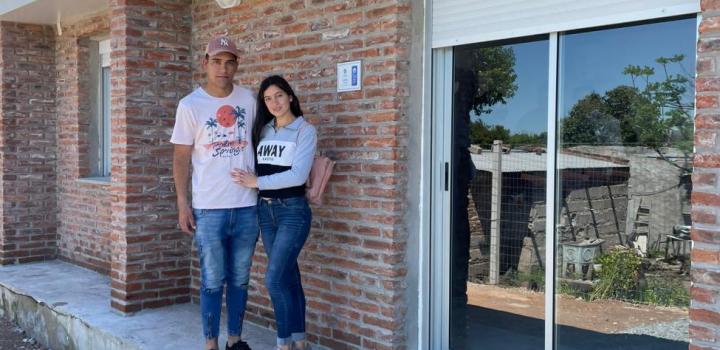 Entrega de vivienda en la ciudad de Fray Bentos
