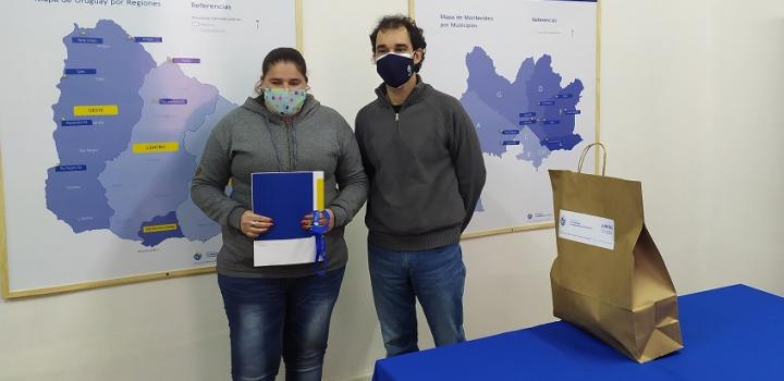 Participante en la ceremonia de recepción de los documentos de su vivienda