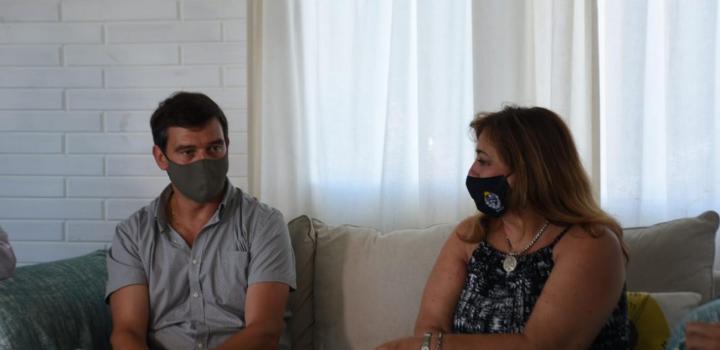 ministra en visita a casa de madera