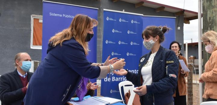 Ministra Irene Moreira entregando llaves a familias