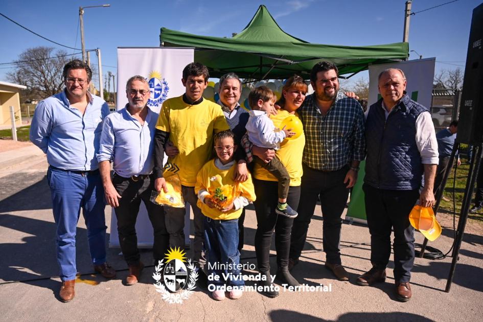 “Los sueños se cumplen” comenzaron los realojos del Plan Avanzar en Paysandú con la entrega de 12 vi “Los sueños se cumplen” comenzaron los realojos del Plan Avanzar en Paysandú con la entrega de 12 vi