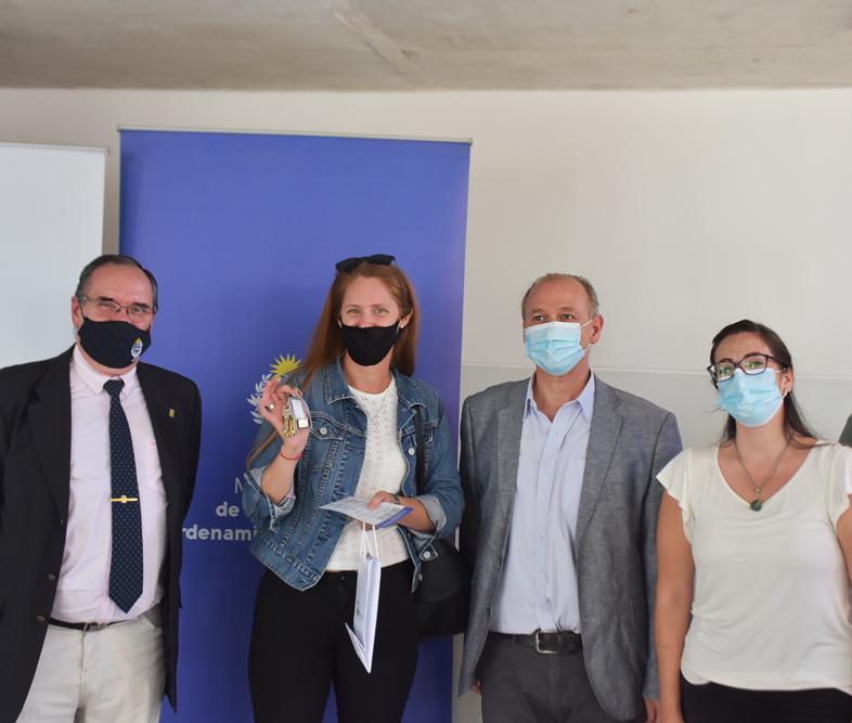 Entrega de llaves. Sub Secretario y Director Nacional de Vivienda con familia beneficiada