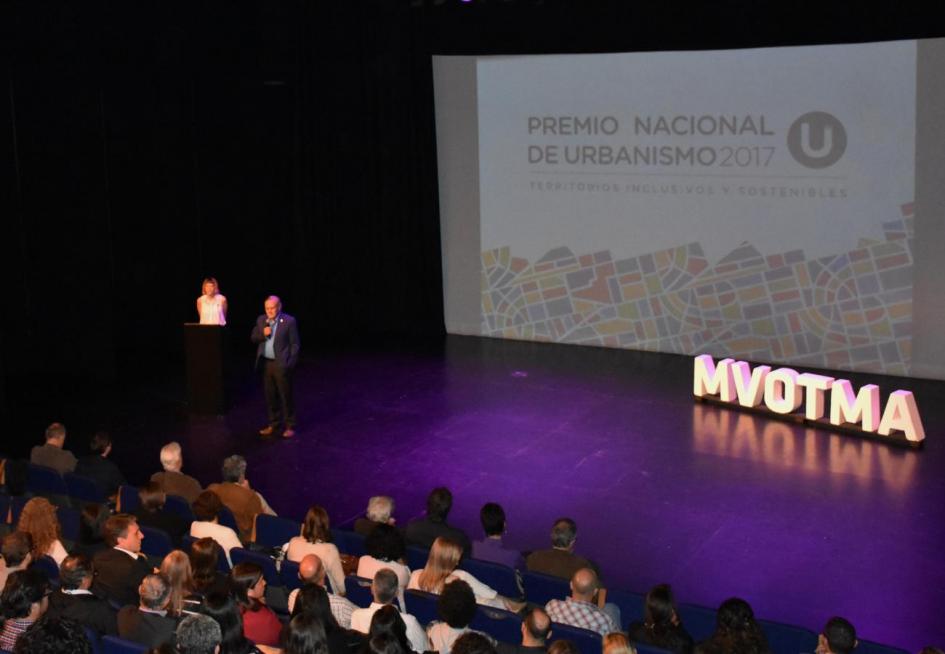 En la Sala Hugo Balzo asistentes a la entrega de Premio prestan atención al subsecretario Jorge Rucks en su discurso de apertura