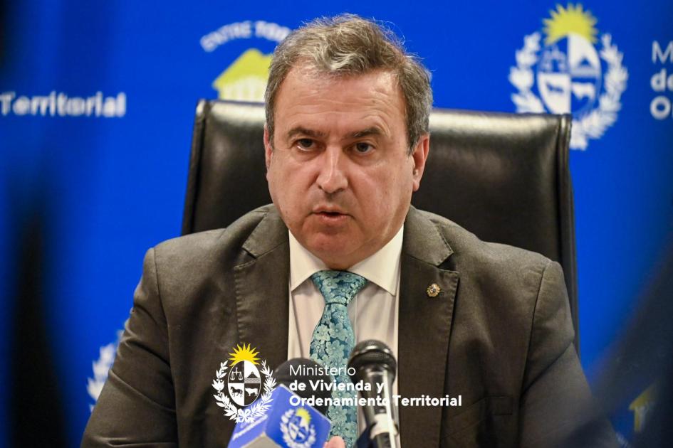 Ministro Raúl Lozano anunció que desde hoy los titulares de créditos en UR recibirán los beneficios Ministro Raúl Lozano anunció que desde hoy los titulares de créditos en UR recibirán los beneficios