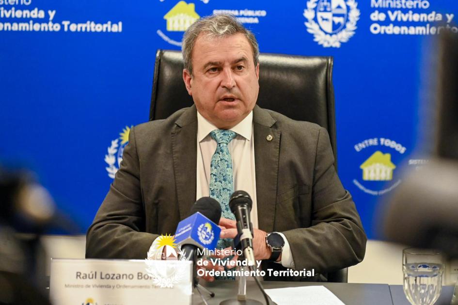 Ministro Raúl Lozano anunció que desde hoy los titulares de créditos en UR recibirán los beneficios Ministro Raúl Lozano anunció que desde hoy los titulares de créditos en UR recibirán los beneficios