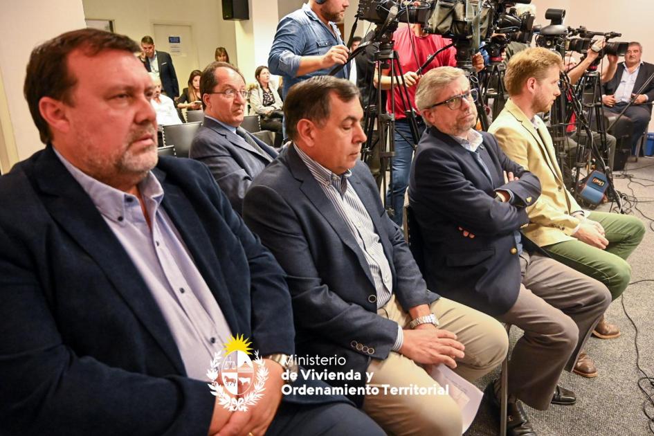 Ministro Raúl Lozano anunció que desde hoy los titulares de créditos en UR recibirán los beneficios Ministro Raúl Lozano anunció que desde hoy los titulares de créditos en UR recibirán los beneficios