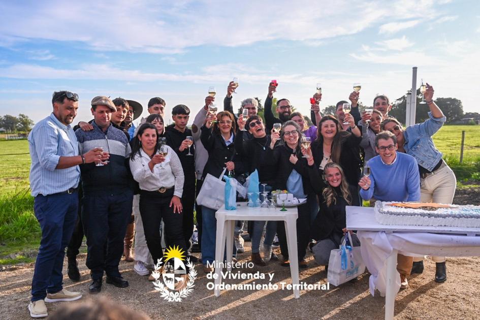 Mevir entregó 10 viviendas en Carreta Quemada Mevir entregó 10 viviendas en Carreta Quemada