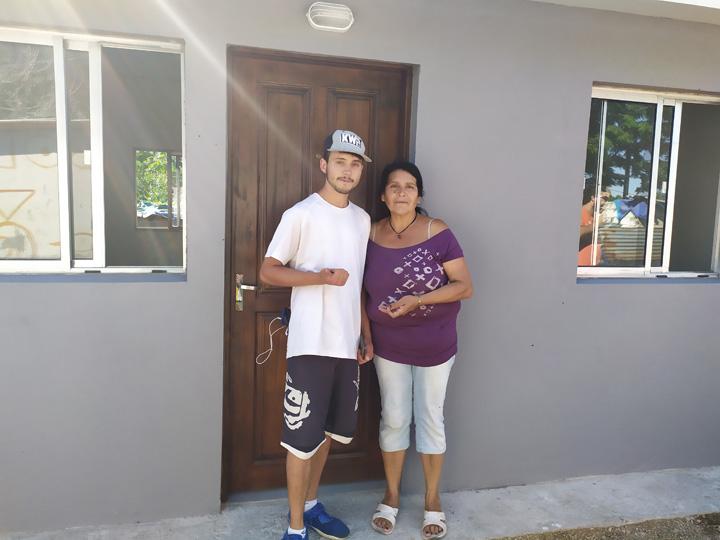 Plan Juntos Familia en la puerta de su vivienda Nueva