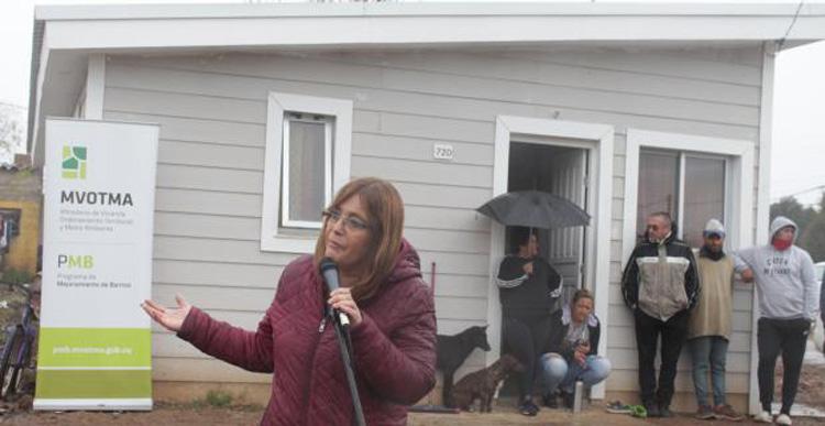 Viviendas inauguradas Autoridad haciendo uso de la palabra