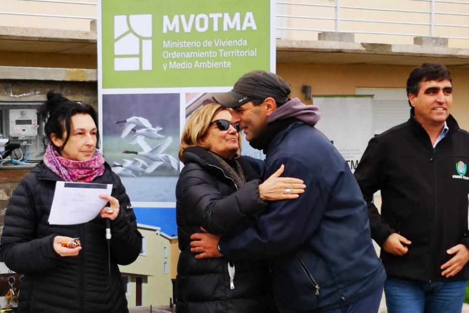 Más de 160 familias acceden a la Vivienda Beneficiarios de pie frente al complejo