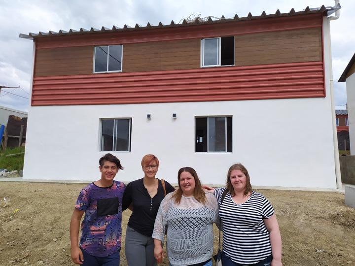 Plan Juntos Familia en la puerta de su vivienda Nueva