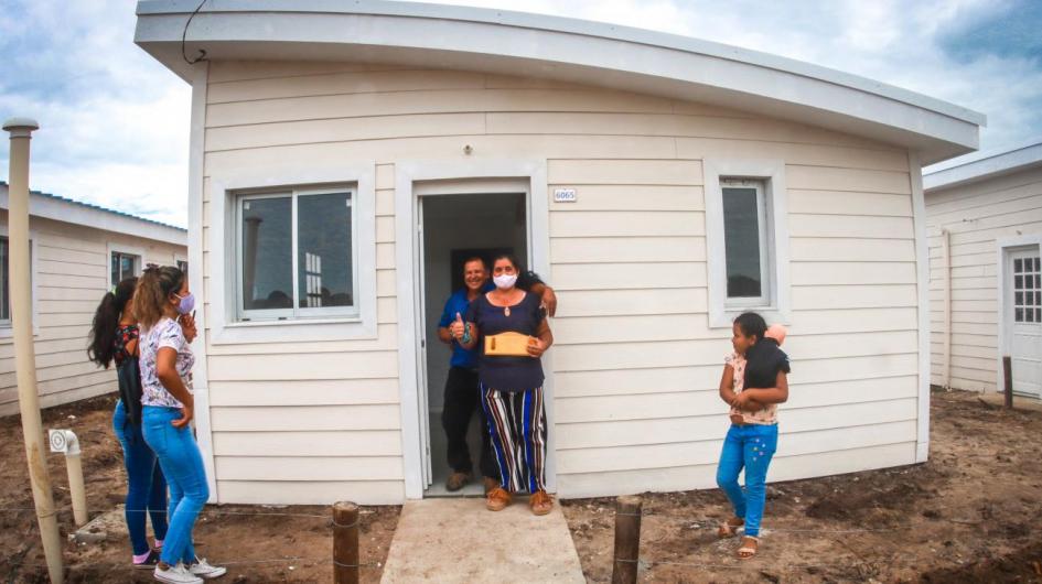 Familia en su nueva vivienda