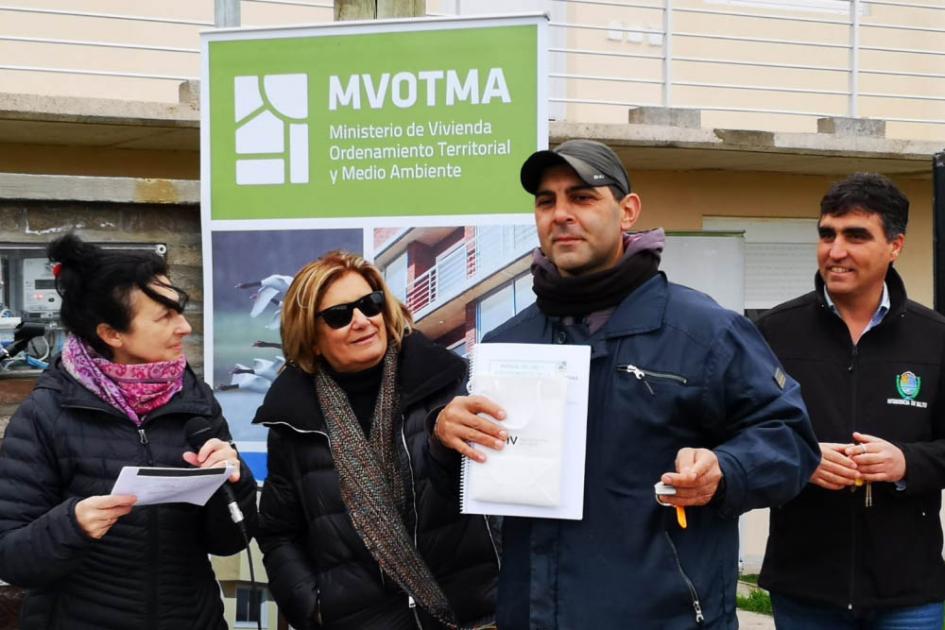 Más de 160 familias acceden a la Vivienda Beneficiarios de pie frente al complejo