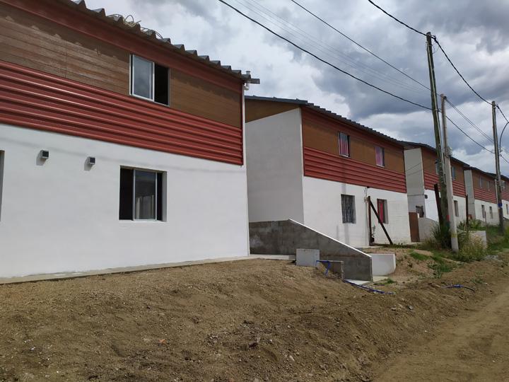 Plan Juntos Familia en la puerta de su vivienda Nueva