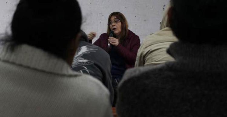 Viviendas inauguradas Autoridad dando una charla y varias personas sentadas