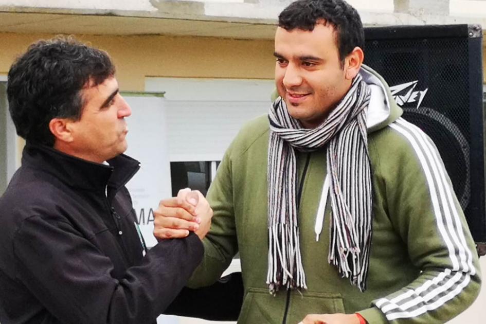Más de 160 familias acceden a la Vivienda Beneficiarios de pie frente al complejo