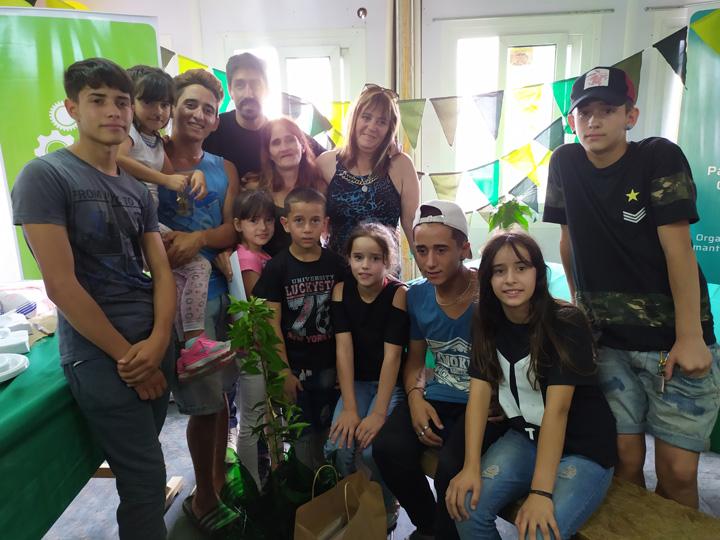 Plan Juntos Familia en la puerta de su vivienda Nueva