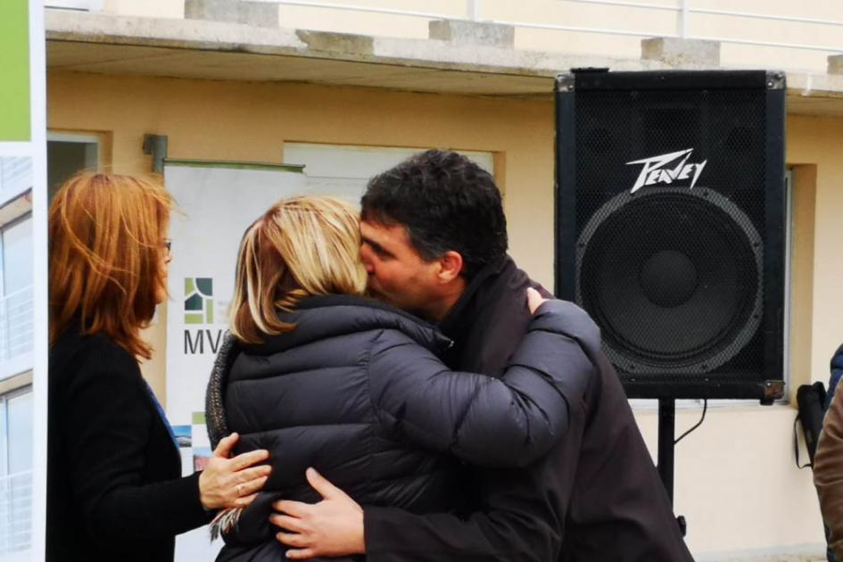 Más de 160 familias acceden a la Vivienda Beneficiarios de pie frente al complejo