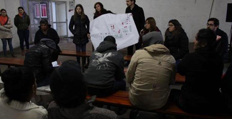 Viviendas inauguradas Varias personas sosteniendo un plano del barrio
