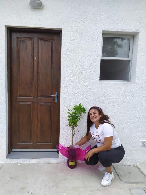 Plan Juntos Familia en la puerta de su vivienda Nueva