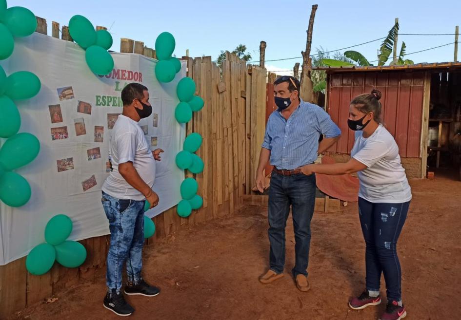 Coordinador General del Juntos Rody Macías en compañía de Cecilia y Robin, responsables del comedor 