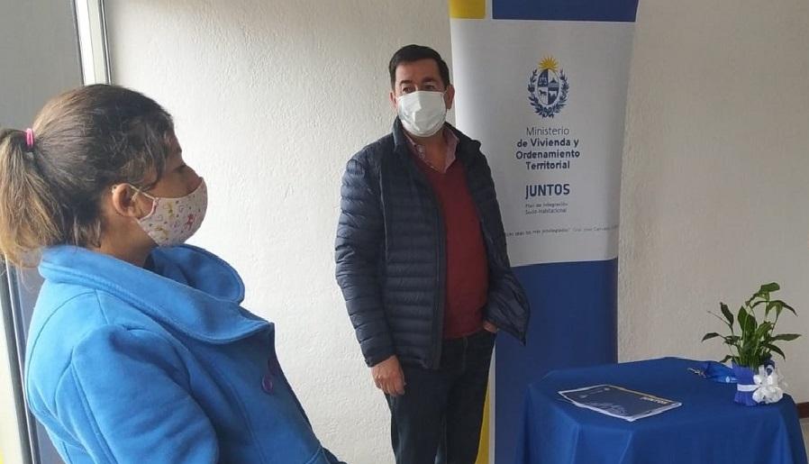 Participante de Melo recibe la llave de su vivienda de manos del Coord. Gral. del Juntos R. Macías Participante de Melo recibe la llave de su vivienda de manos del Coord. Gral. del Juntos R. Macías