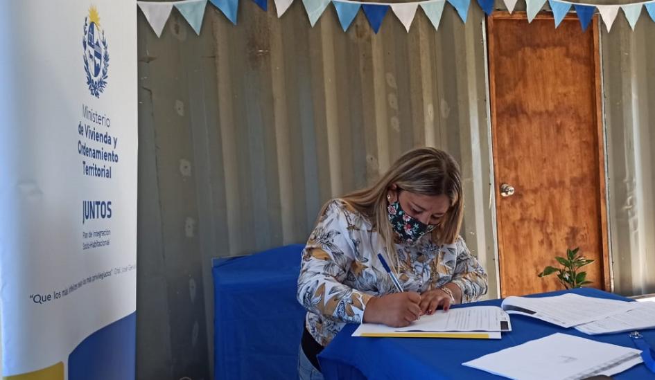 Participante de Rivera en la ceremonia de recepción de su nueva vivienda Participante de Rivera en la ceremonia de recepción de su nueva vivienda