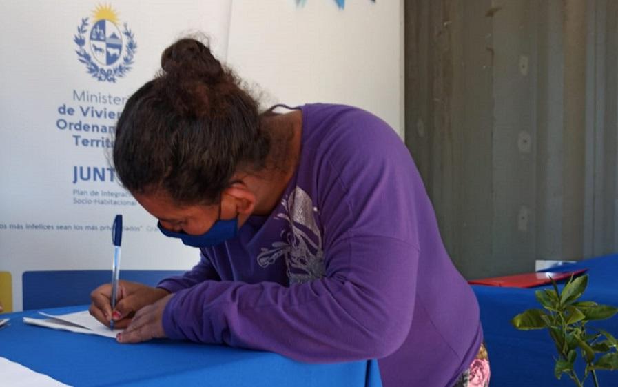 Participante de Rivera en la ceremonia de recepción de su nueva vivienda Participante de Rivera en la ceremonia de recepción de su nueva vivienda