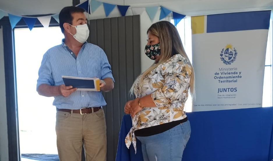 Coor. Gral. Rody Macías hace entrega de los documentos a participante de Rivera Coor. Gral. Rody Macías hace entrega de los documentos a participante de Rivera