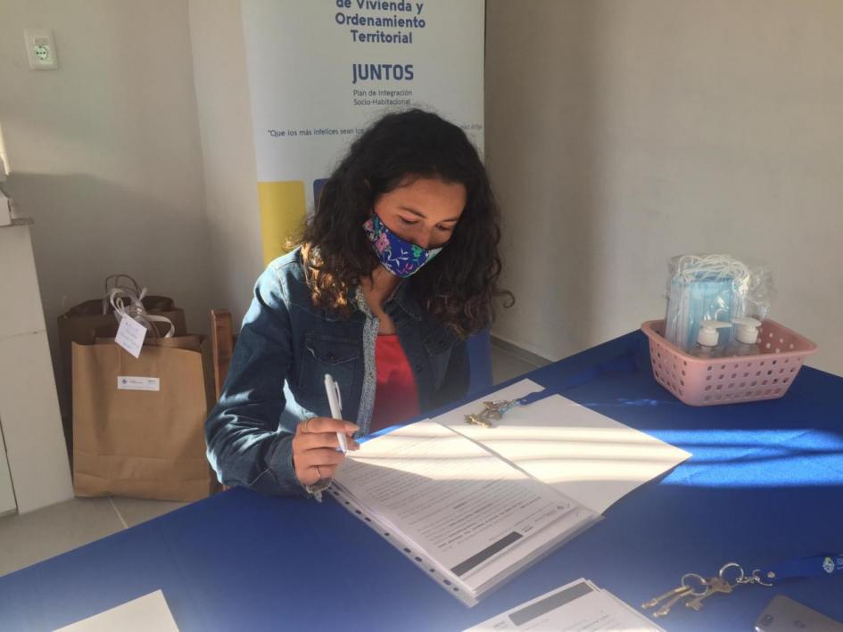 Participante de Paysandú recibe los documentos de su nueva vivienda Participante de Paysandú recibe los documentos de su nueva vivienda