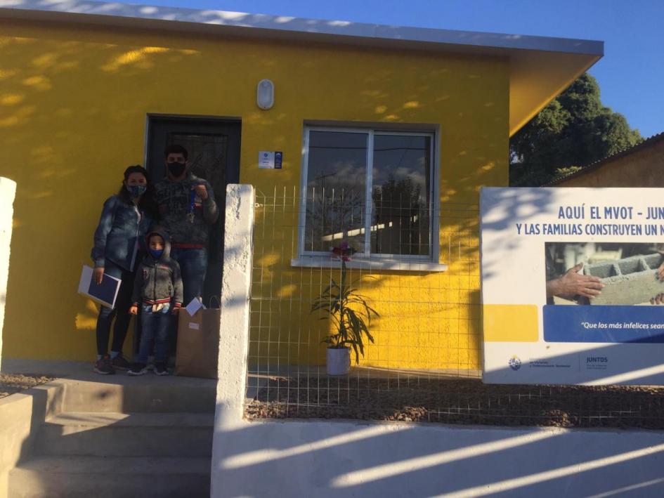 Familia participante del Juntos en su nueva vivienda Familia participante del Juntos en su nueva vivienda