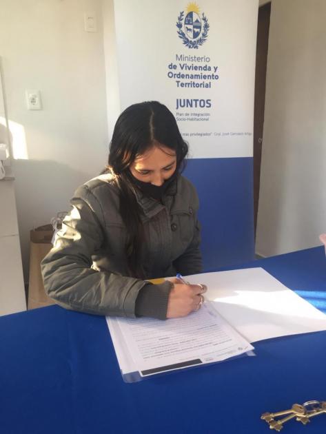Participante de Paysandú recibe los documentos de su nueva vivienda Participante de Paysandú recibe los documentos de su nueva vivienda