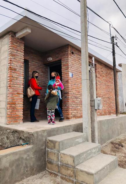 Entrega de vivienda en el barrio Las Canteras de Fray Bentos