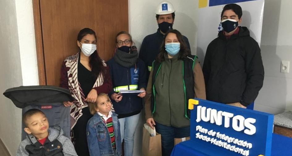 Familia participante del Juntos en su nueva vivienda del complejo Talca Familia participante del Juntos en su nueva vivienda del complejo Talca