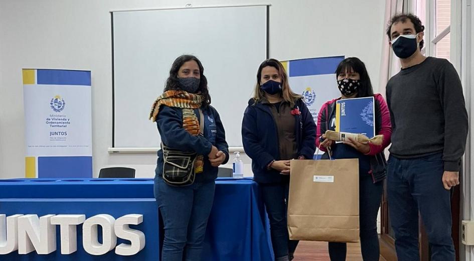 Participante de Casavalle en compañía del equipo técnico en la sede del Juntos