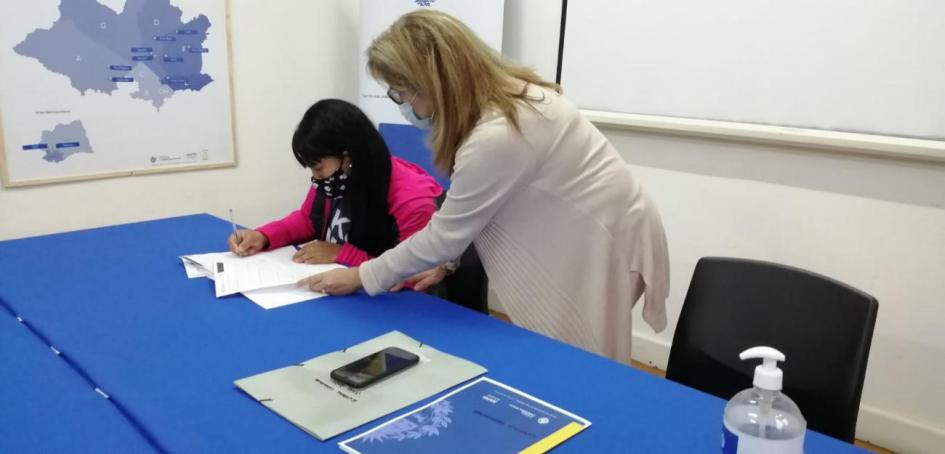 Participante del barrio Casavalle en la ceremonia de entrega de los documentos de su nueva vivienda