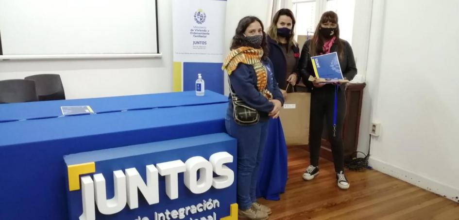 Participante de Casavalle en el acto de recepción de su nueva vivienda en la sede del Juntos Participante de Casavalle en el acto de recepción de su nueva vivienda en la sede del Juntos