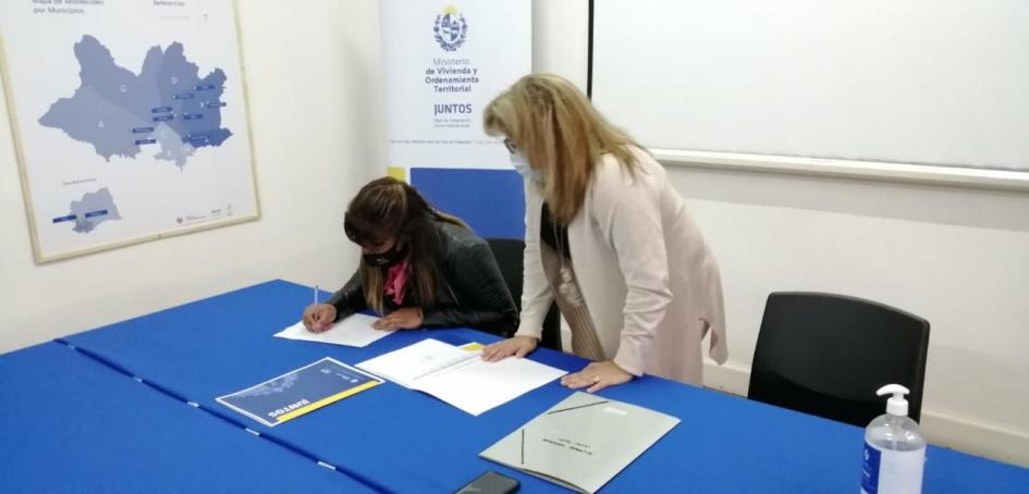 Participante de Casavalle en el acto de recepción de su nueva vivienda en la sede del Juntos