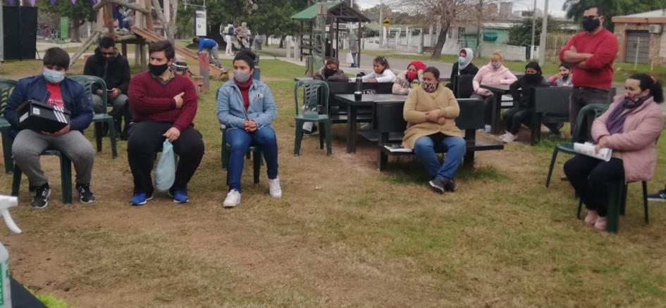 Actividad en el barrio Tres Ombúes del Proyecto Planta que te Planta Actividad en el barrio Tres Ombúes del Proyecto Planta que te Planta