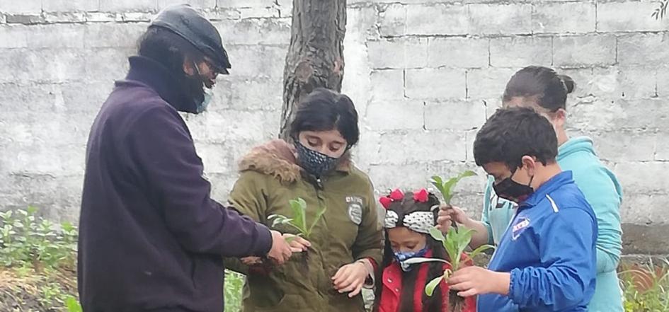 Actividad en el barrio Tres Ombúes del Proyecto Planta que te Planta Actividad en el barrio Tres Ombúes del Proyecto Planta que te Planta