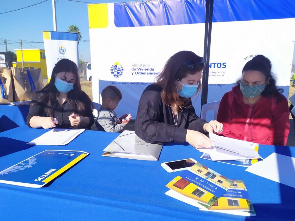 Ceremonia de entrega de nuevas viviendas en el barrio San Gabriel de Tacuarembó