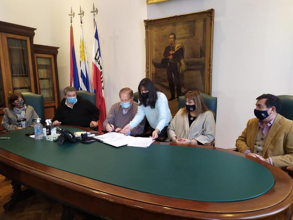 Firma de convenio entre Juntos - MVOT y la Intendencia de Tacuarembó