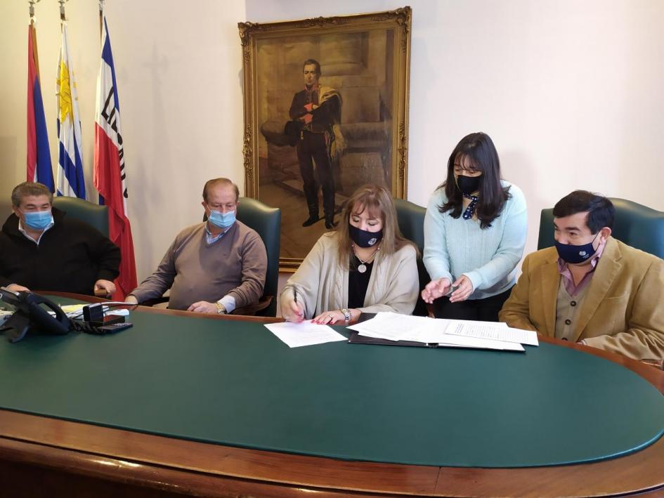 Firma de convenio entre Juntos - MVOT y la Intendencia de Tacuarembó