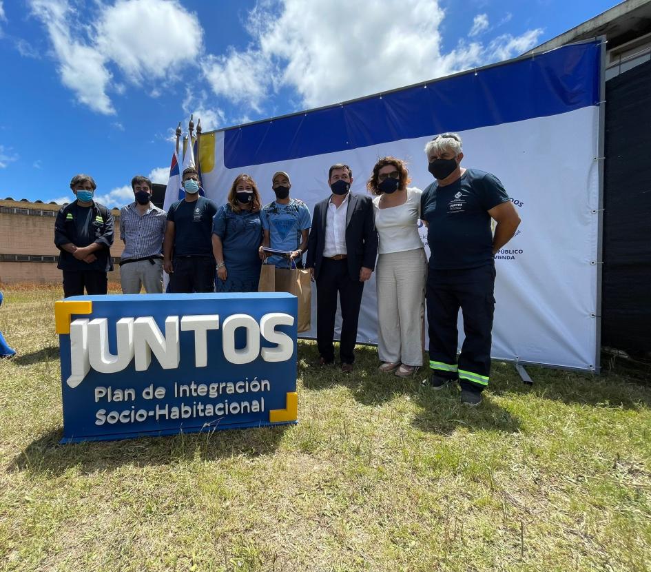 Autoridades y familia participante en la ceremonia de entrega de viviendas Autoridades y familia participante en la ceremonia de entrega de viviendas