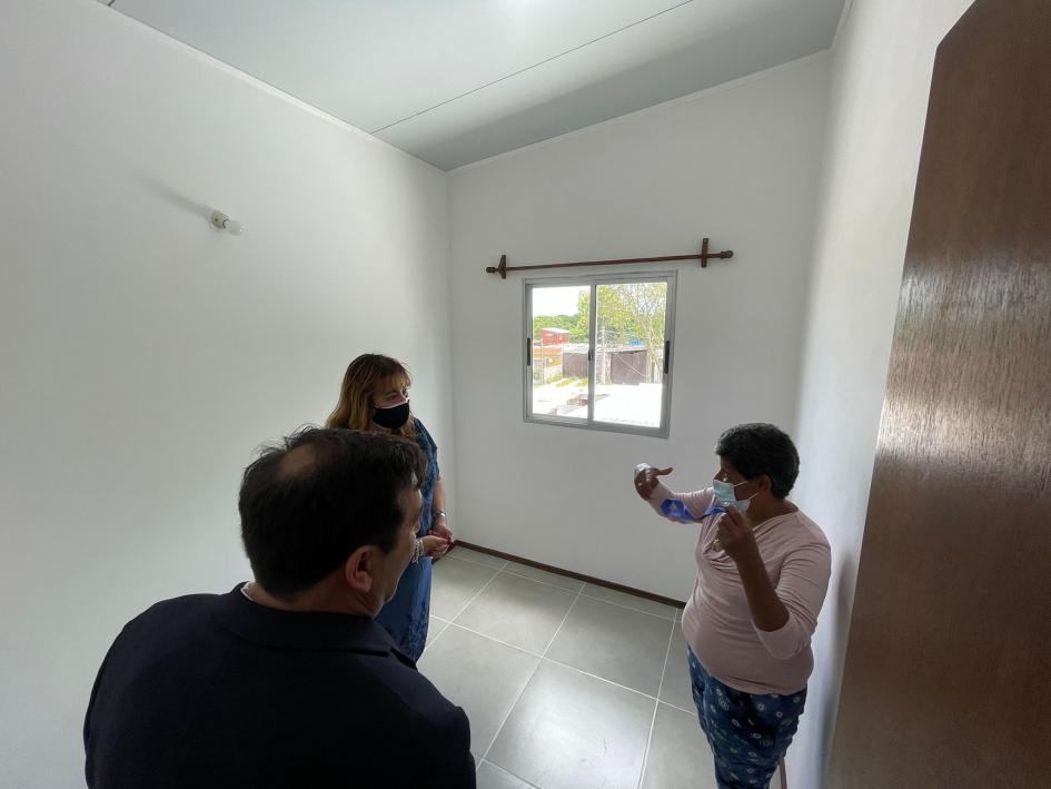 Titular del MVOT Irene Moreira y Coordinador del Juntos Rody Macías en compañía de una participante Titular del MVOT Irene Moreira y Coordinador del Juntos Rody Macías en compañía de una participante