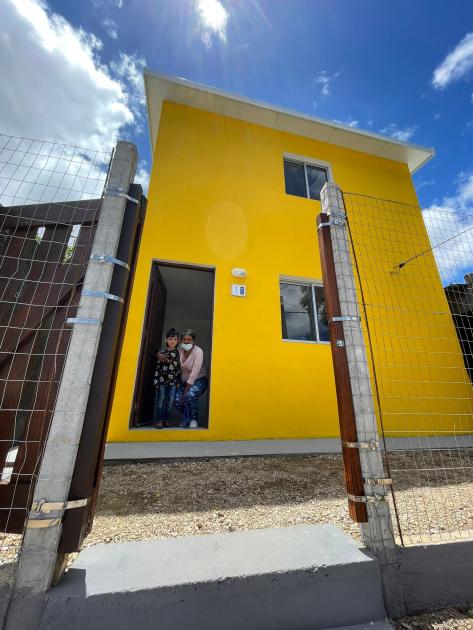 Familia participante del barrio Marconi en la entrada de su nueva vivienda Familia participante del barrio Marconi en la entrada de su nueva vivienda
