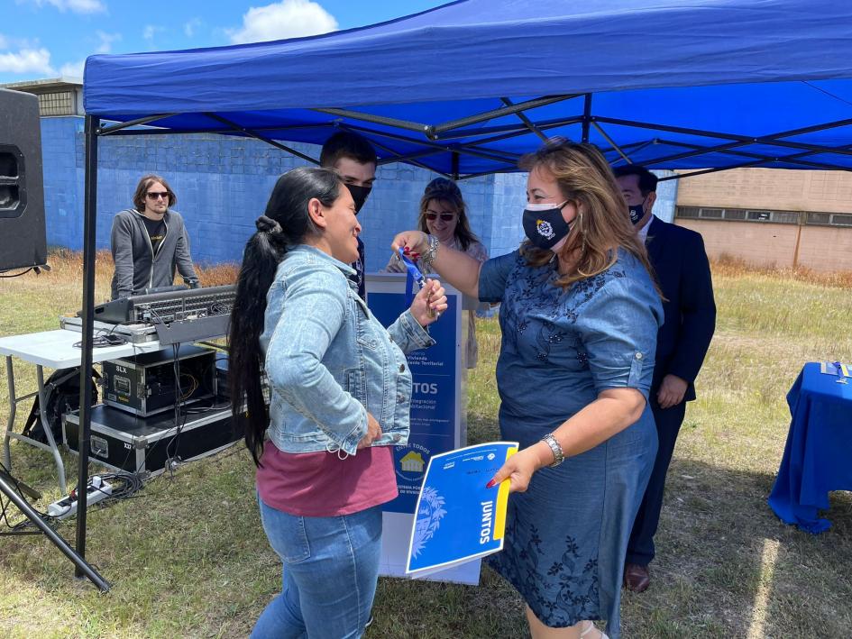Ministra Irene Moreira entrega las llaves de una nueva vivienda a una participante del Juntos Ministra Irene Moreira entrega las llaves de una nueva vivienda a una participante del Juntos