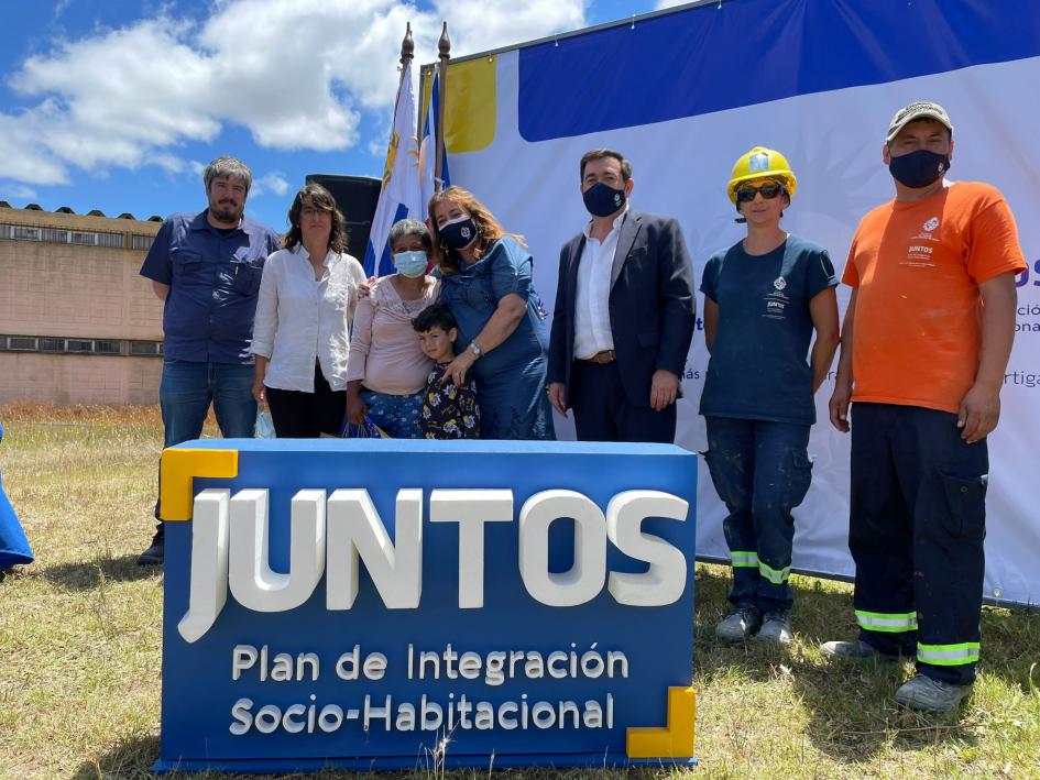 Autoridades y familia participante en la ceremonia de entrega de viviendas Autoridades y familia participante en la ceremonia de entrega de viviendas